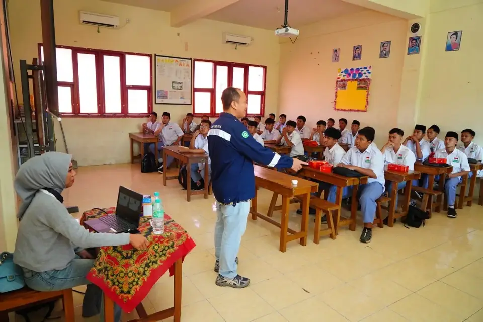 Karyawan Petrokimia Gresik mengajar di depan kelas pada PG Inspiration Day 2026
