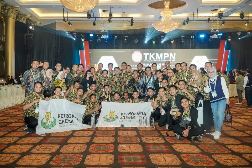 Gugus inovasi muda Petrokimia Gresik berfoto bersama di Temu Karya Mutu dan Produktivitas Nasional 2025