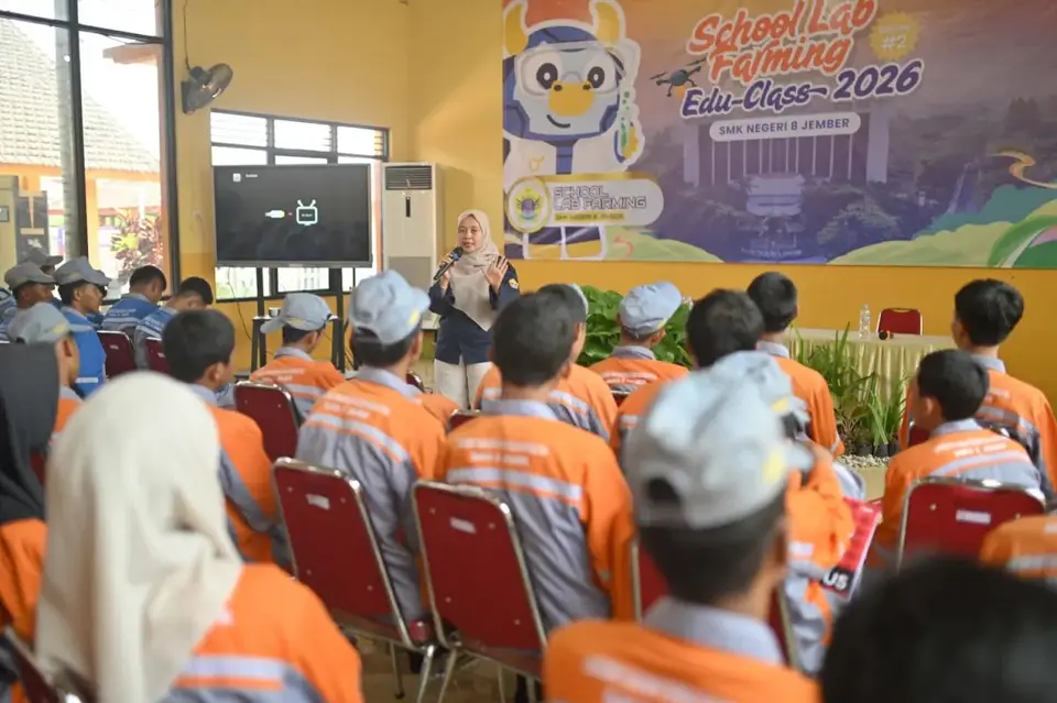 Siswa SMK berseragam praktik mengikuti kelas School Lab Farming 2026