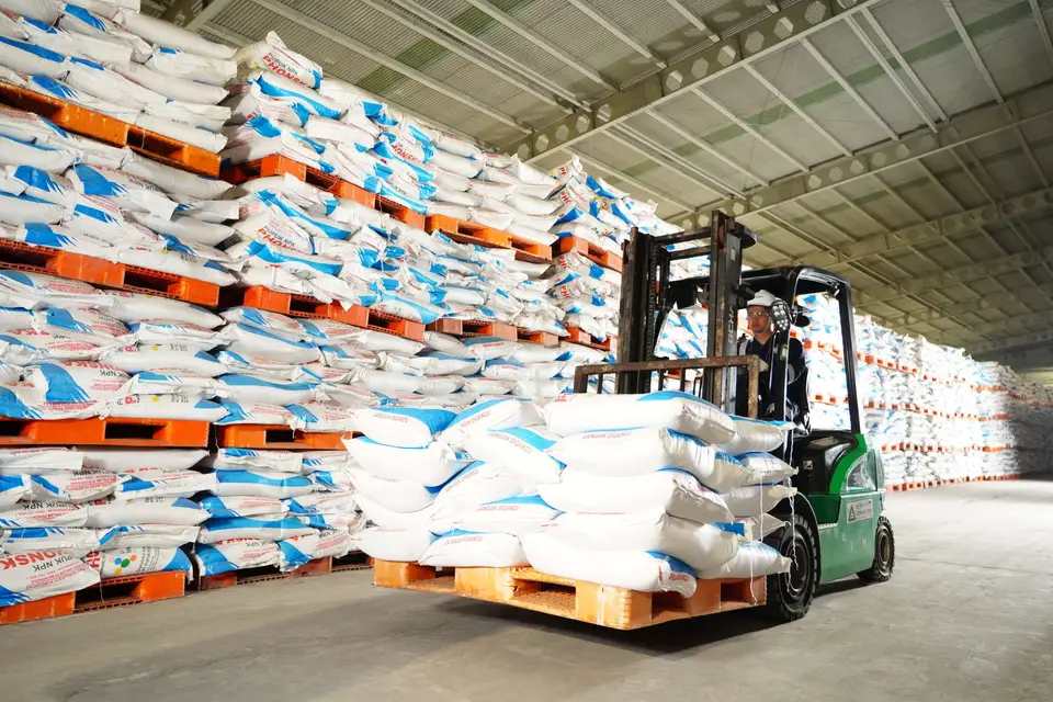 Operator memindahkan palet pupuk dengan forklift di gudang Petrokimia Gresik