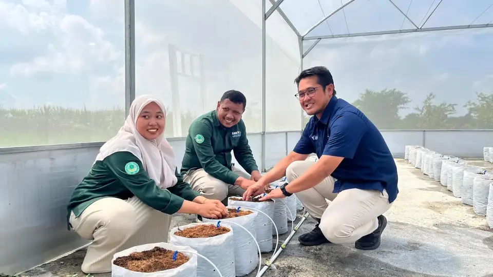 Perwakilan Petrokimia Gresik dan siswa praktik menanam di greenhouse