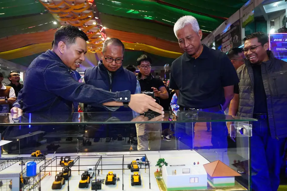 Inovator memperagakan prototipe otomasi gudang di pameran Konvensi Inovasi Petrokimia Gresik